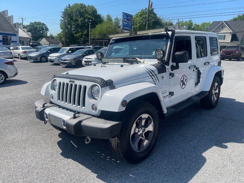 Used 2017 Jeep Wrangler Unlimited Sahara w/ Dual Top Group AWD/4WD image 41