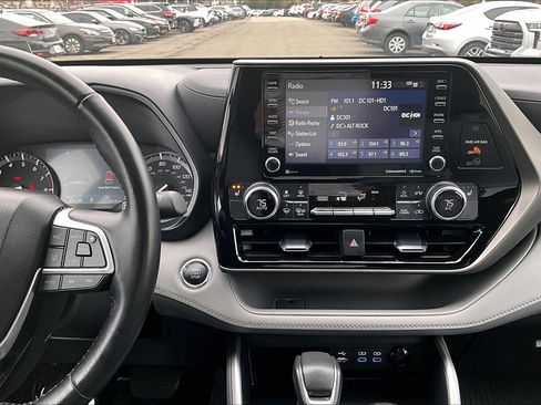 Used 2022 Toyota Highlander XLE image 6