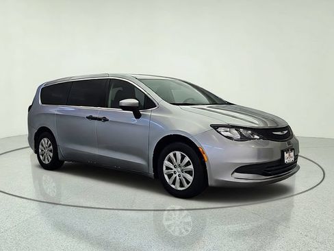 Used 2020 Chrysler Voyager L FWD image 8