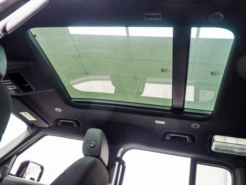 Used 2025 Land Rover Defender 110 S image 41