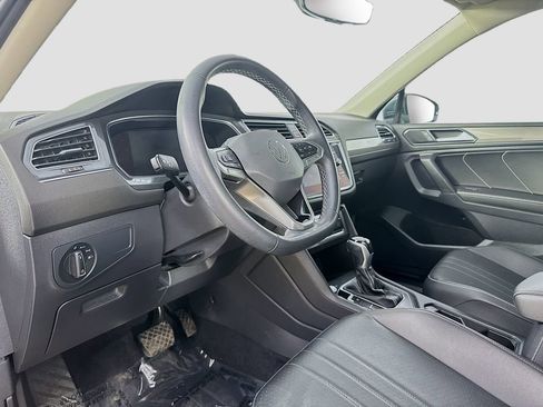 Used 2022 Volkswagen Tiguan SE w/ Panoramic Sunroof Package image 10