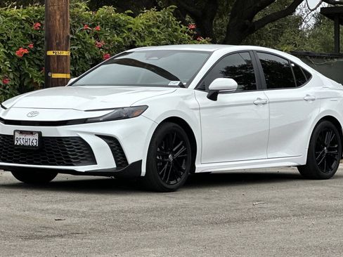 Used 2025 Toyota Camry SE FWD image 8