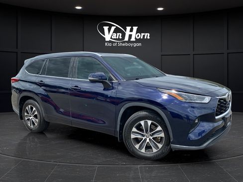 Used 2021 Toyota Highlander XLE FWD image 1