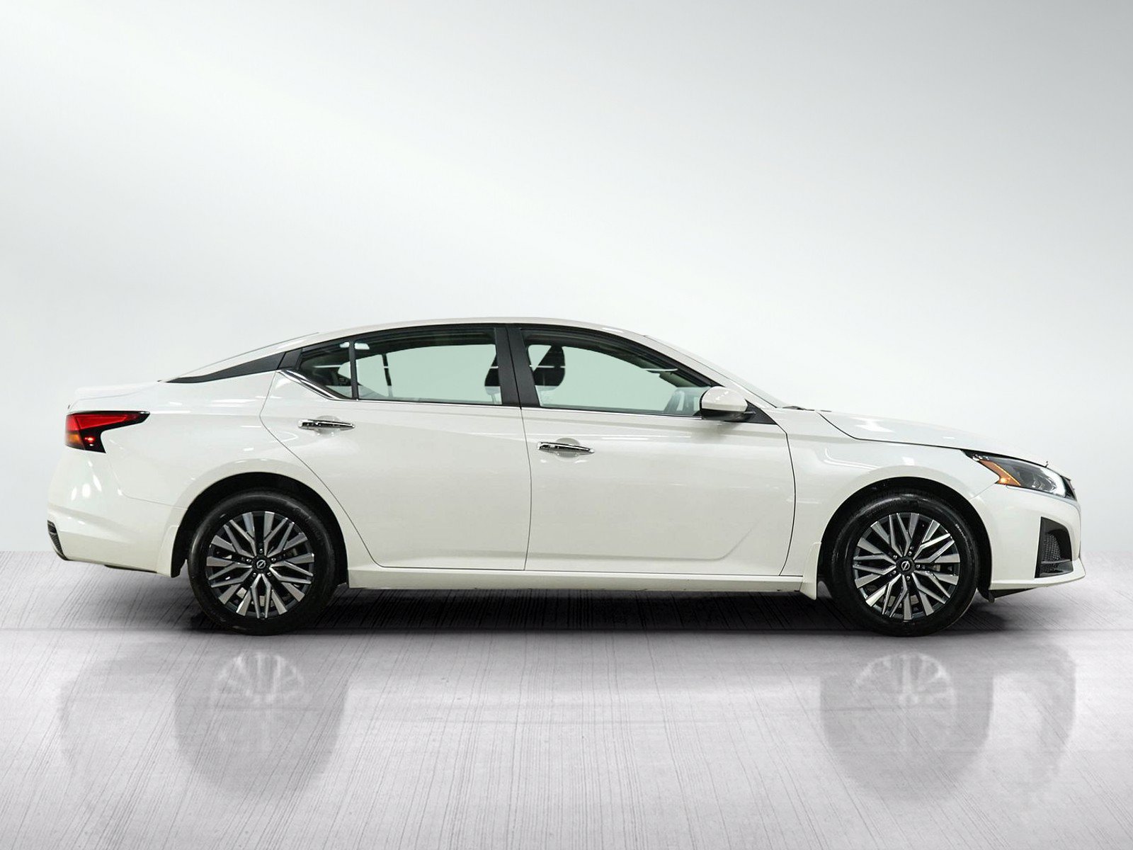 Used 2023 Nissan Altima 2.5 SV w/ SV Premium Package AWD/4WD image 6