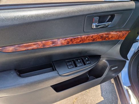 Used 2011 Subaru Outback 2.5i Limited image 8