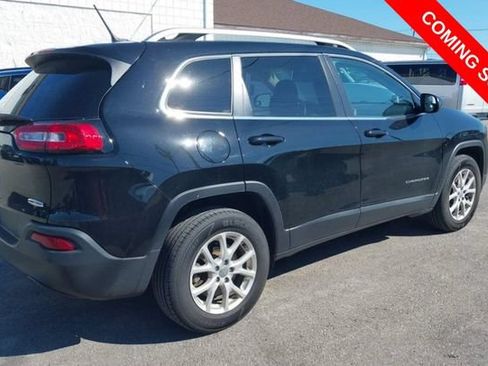 Used 2018 Jeep Cherokee Latitude w/ Safety Group AWD/4WD image 4