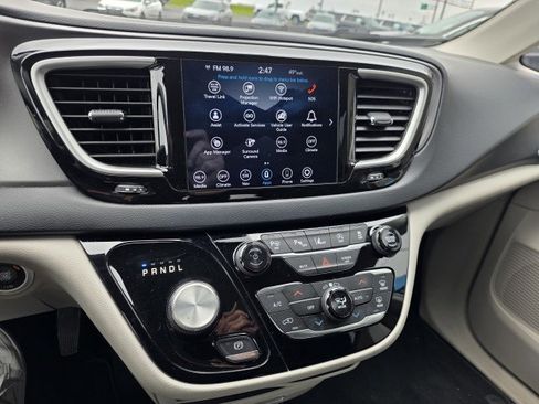 Used 2020 Chrysler Pacifica Touring w/ Advanced Safetytec Group FWD image 7