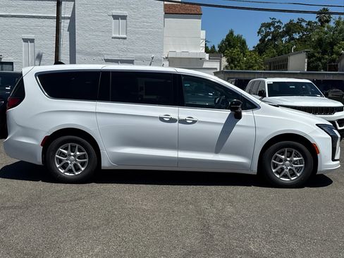 New 2027 Chrysler Pacifica Select FWD image 2