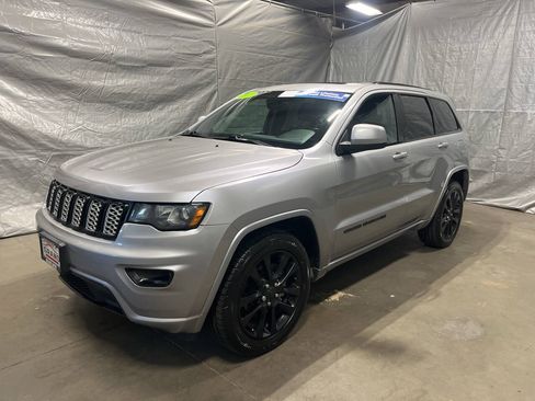 Used 2017 Jeep Grand Cherokee Altitude AWD/4WD image 3