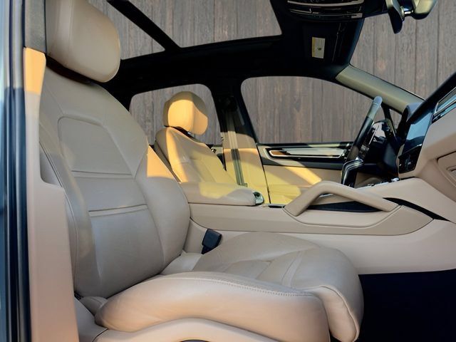 Used 2020 Porsche Cayenne AWD/4WD image 18