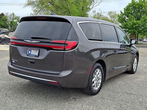 Used 2023 Chrysler Pacifica Touring-L FWD image 11