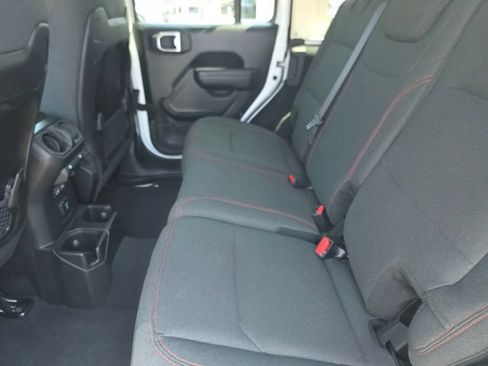 Used 2025 Jeep Wrangler Unlimited Rubicon AWD/4WD image 9