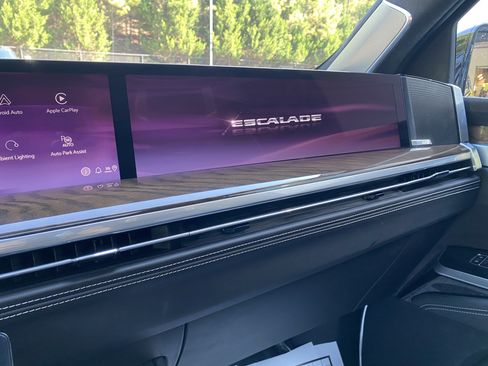 Used 2025 Cadillac Escalade Sport Platinum w/ LPO, Floor Liner Package AWD/4WD image 31