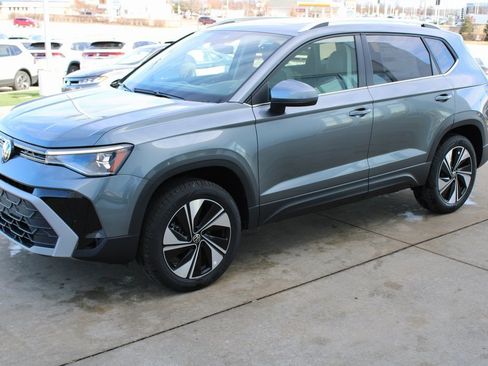 Certified 2025 Volkswagen Taos SE image 3