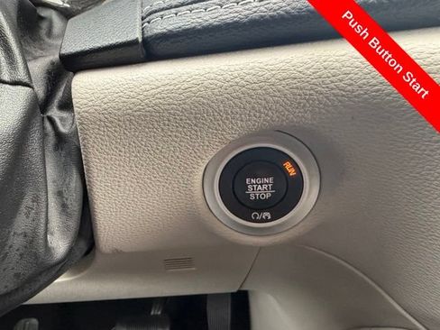 Used 2023 Chrysler Pacifica Limited FWD image 10
