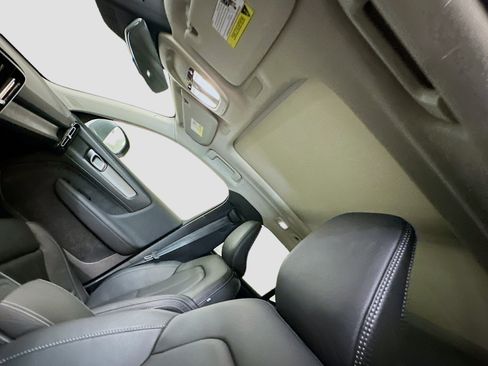 Used 2025 Volvo XC40 B5 Plus image 27