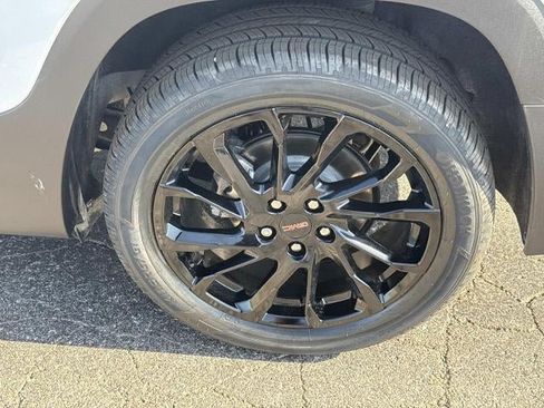 Used 2024 GMC Terrain SLE w/ Driver Convenience Package FWD image 28