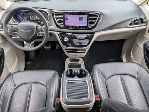 Used 2023 Chrysler Pacifica Touring-L FWD image 15