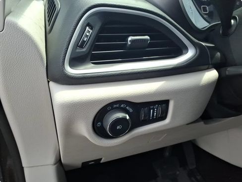Used 2024 Chrysler Pacifica Touring-L FWD image 17