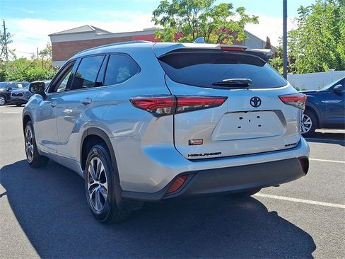 Certified 2022 Toyota Highlander XLE image 4