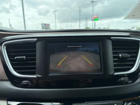 Used 2023 Chrysler Voyager LX image 18