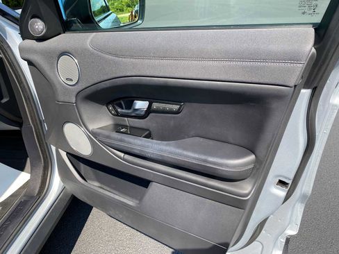 Used 2019 Land Rover Range Rover Evoque SE image 39