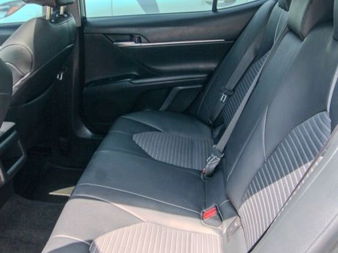 Used 2018 Toyota Camry SE w/ Moonroof Package image 8