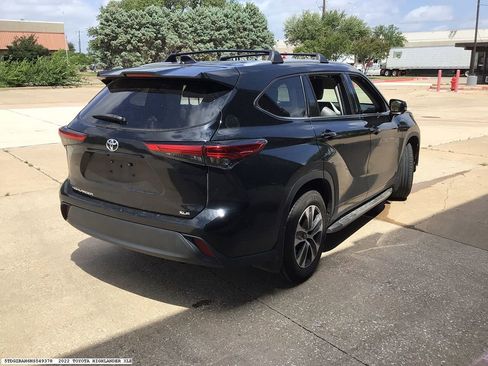 Used 2022 Toyota Highlander XLE FWD image 5