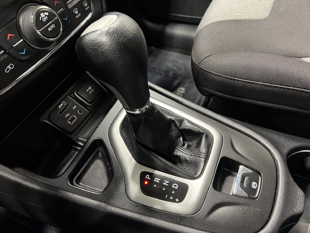 Used 2014 Jeep Cherokee Latitude FWD image 31