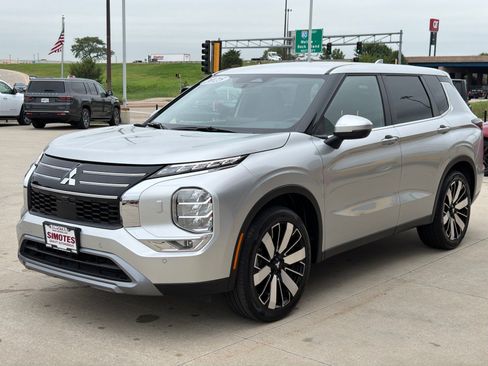 Used 2025 Mitsubishi Outlander SE AWD/4WD image 4