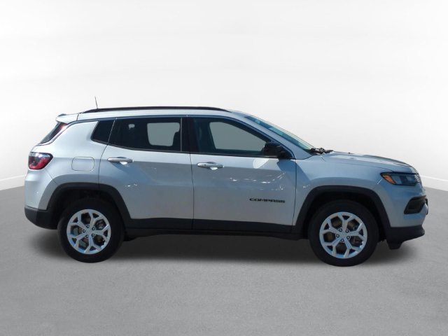 Used 2024 Jeep Compass Latitude AWD/4WD image 2