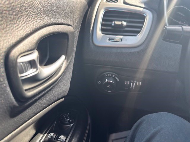 Used 2020 Jeep Compass Latitude w/ Cold Weather Group AWD/4WD image 22