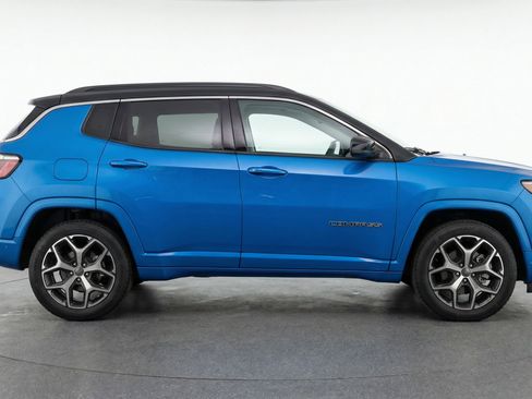 Used 2025 Jeep Compass Limited image 11