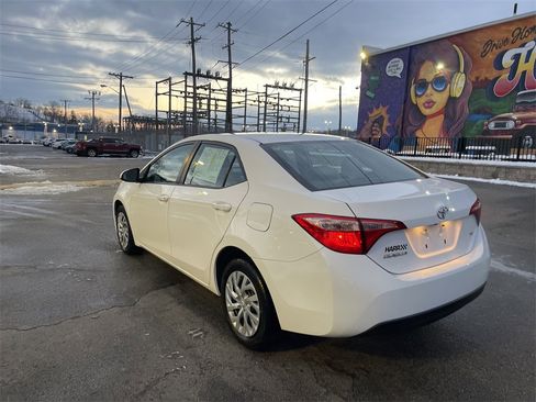 Used 2019 Toyota Corolla LE image 3
