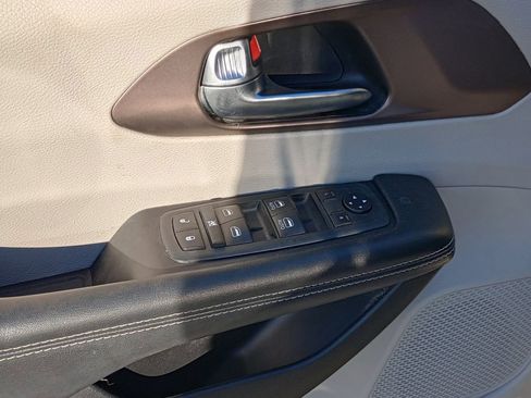 Used 2020 Chrysler Voyager Lxi image 12