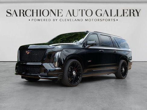 Used 2025 Cadillac Escalade ESV V AWD/4WD image 2