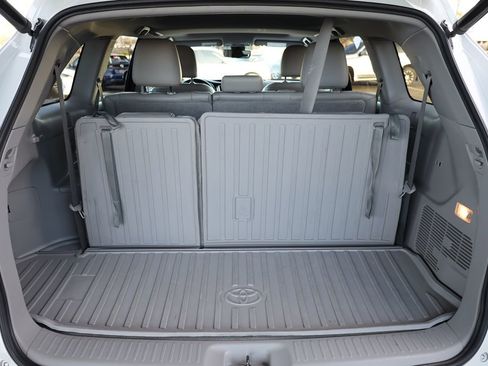 Used 2019 Toyota Highlander XLE image 14