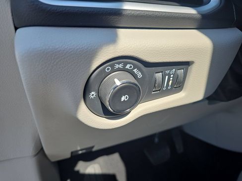 Used 2024 Chrysler Pacifica Touring-L FWD image 12