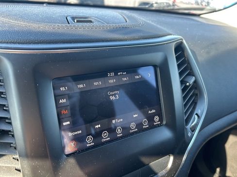 Certified 2019 Jeep Cherokee Latitude Plus w/ Cold Weather Group image 15