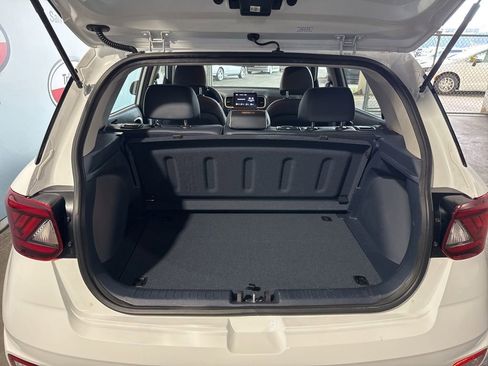 Used 2024 Hyundai Venue Limited FWD image 21