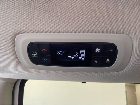 Used 2024 Chrysler Pacifica Touring-L image 18