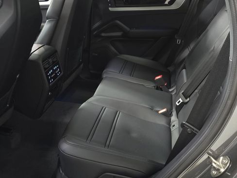 Certified 2025 Porsche Cayenne AWD/4WD image 23