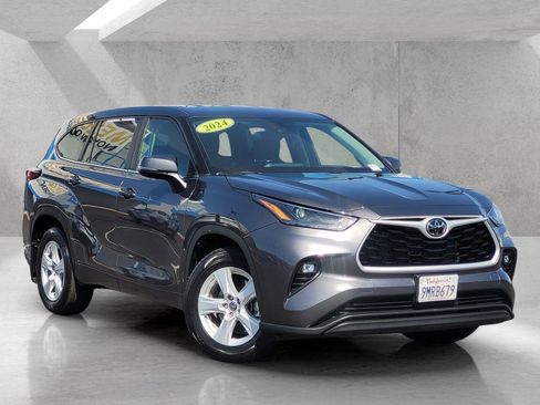 Used 2024 Toyota Highlander LE AWD/4WD image 1