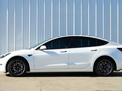 Used 2023 Tesla Model 3 Standard Range image 9