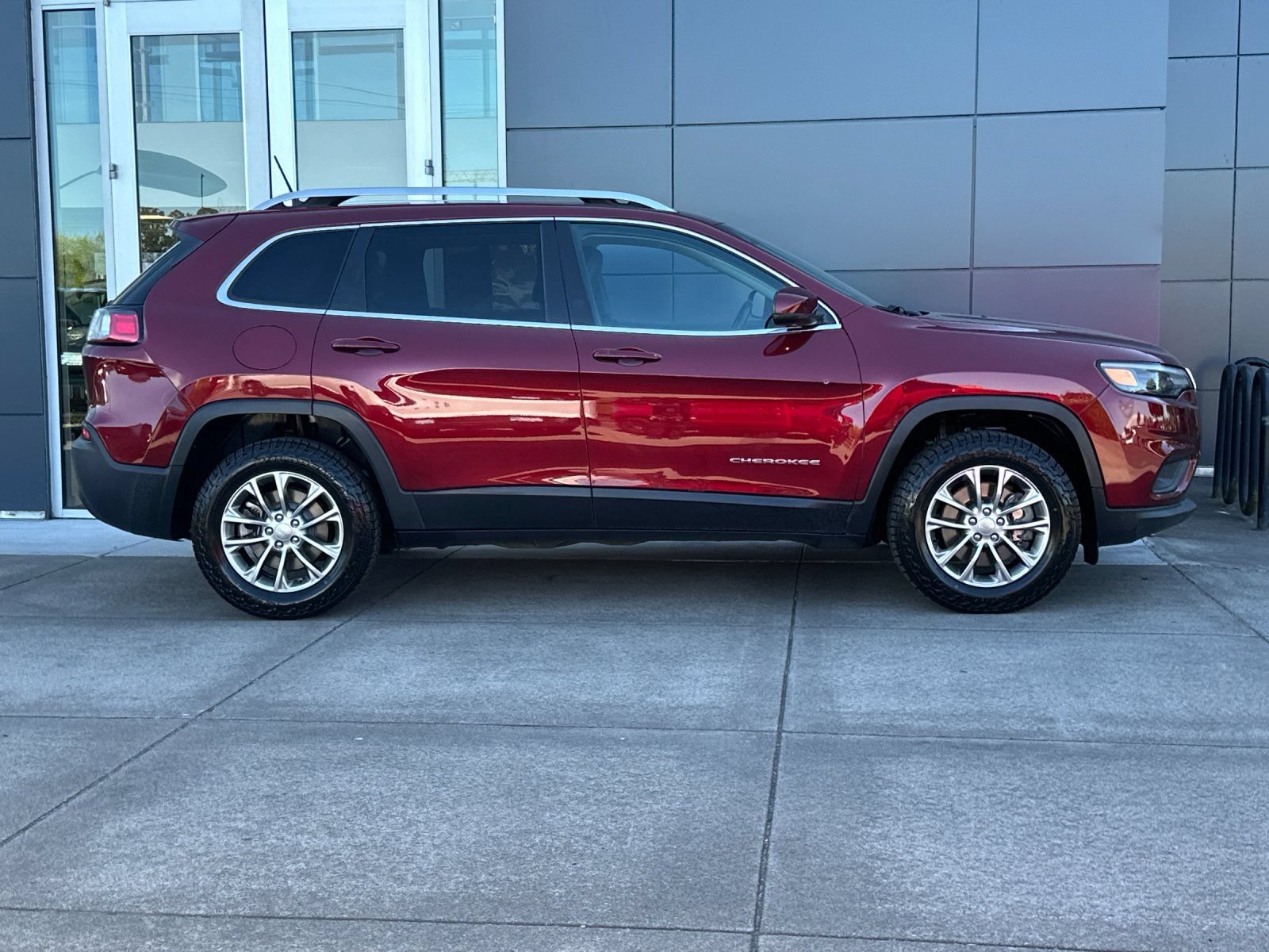 Used 2019 Jeep Cherokee Latitude Plus w/ Cold Weather Group AWD/4WD image 2
