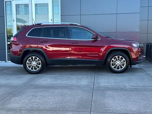 Used 2019 Jeep Cherokee Latitude Plus w/ Cold Weather Group AWD/4WD image 2