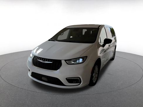 Used 2025 Chrysler Pacifica Select image 7