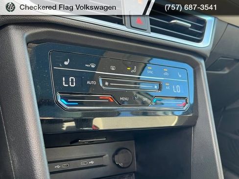Used 2025 Volkswagen Taos SE AWD/4WD image 40