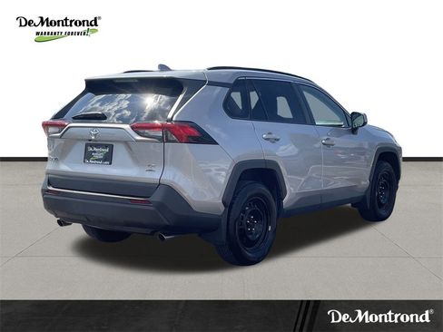 Used 2021 Toyota RAV4 LE image 5