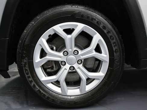 Used 2024 Jeep Compass Latitude image 11